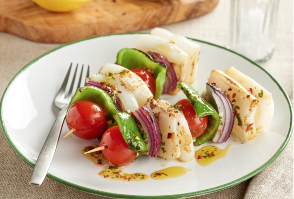Brochetas de verduras con sepia y tomatitos.